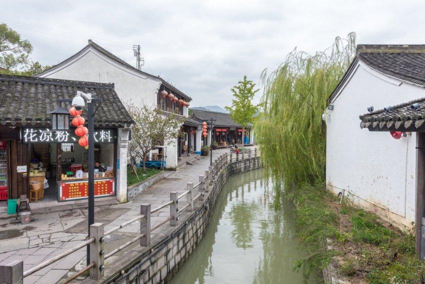 春节将至，年味渐浓，重庆开启火锅年欢节，烫麻辣火锅迎红火年